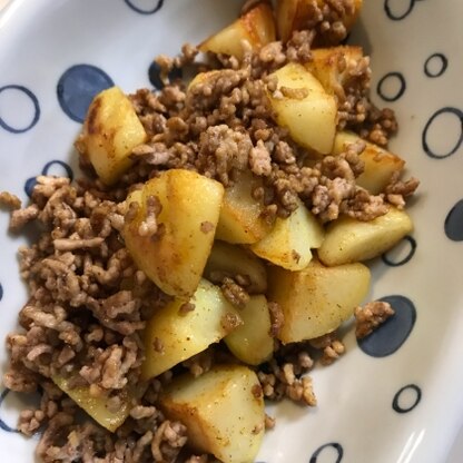 少ない材料で作れたので節約できました。じゃがいもとお肉で満足感のある一品でした。カレー味というのも楽しめました。